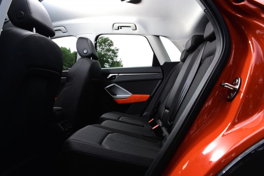 Интерьер Audi Q3 40 TDI Quattro Advanced 2018 года  (UK) (фото 5 из 17)